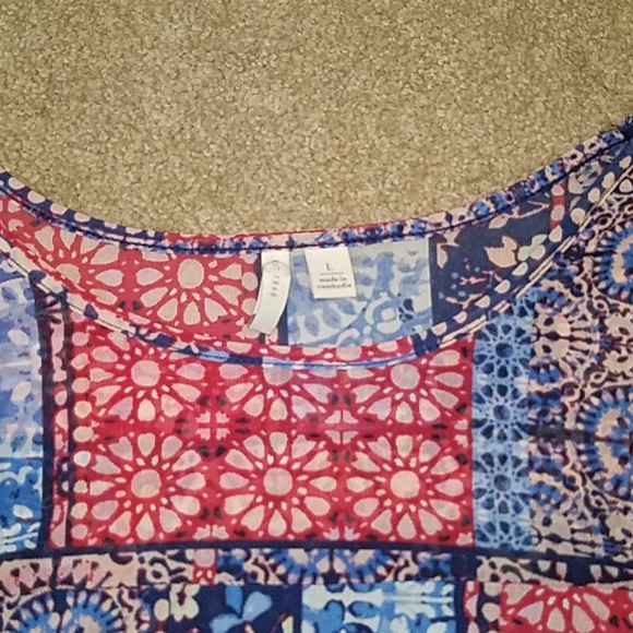 Translucent block pattern top - Picture 5 of 5